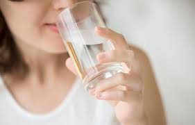 Manfaat Minum Air Putih 8 Gelas Sehari untuk Kesehatan Tubuh